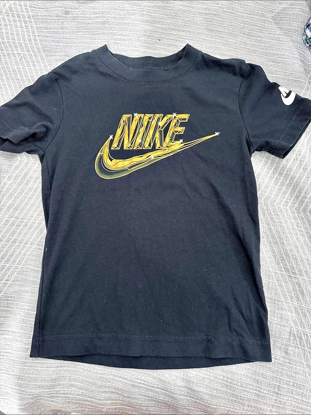 Nike The Nike Tee Metallic Gold Logo Graphic T-Shirt Black Metallic Gold Logo 4T